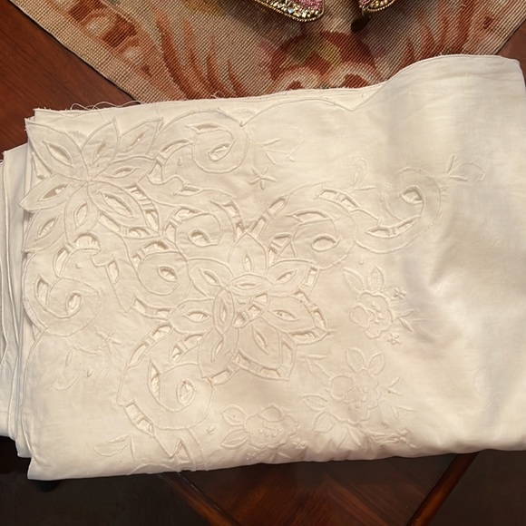 BATTENBERG LACE TABLECLOTH - Picture 4 of 5